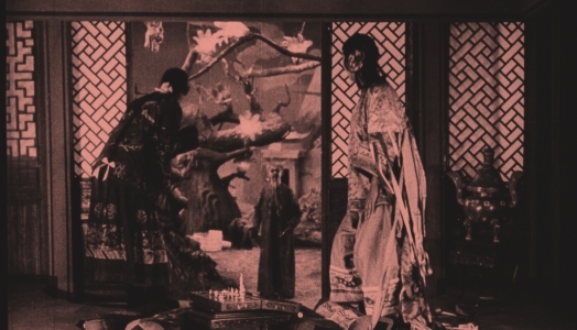 Das Liebespaar (Lil Dagover und Walter Janssen) und der Zauberer (Paul Biensfeldt) in der chinesischen Episoderosa Virage)